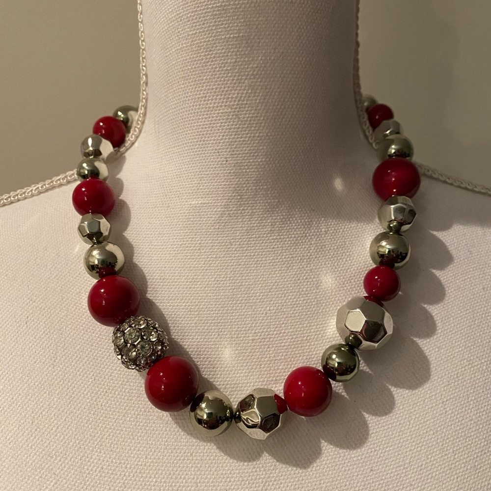BEAUTIFUL! Red and silver beaded necklace